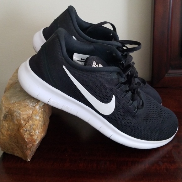 Nike Shoes - Nike Free RN